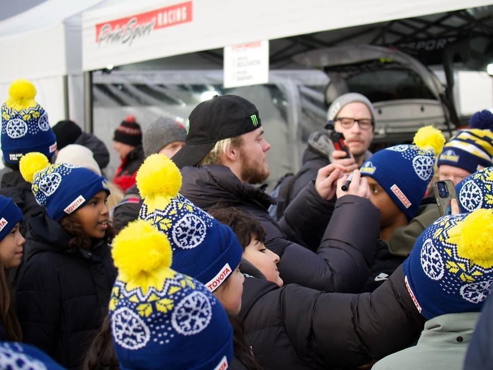 Oliver Solberg skriver autografer. Foto: Umeå kommun