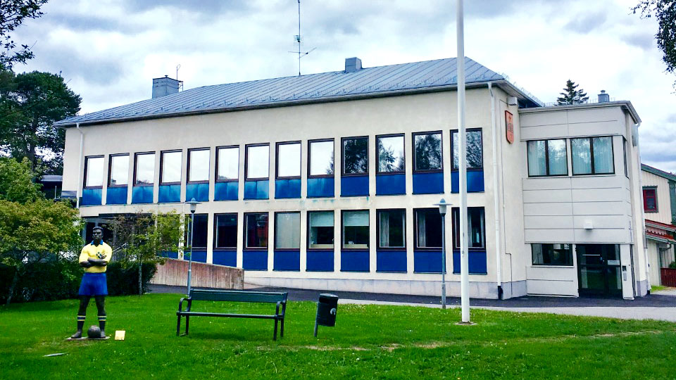 Bild på utsidan av Hörnefors fritidsgård. Fritidsgården ligger i samma byggnad som kommunhuset i Hörnefors, så det bilden skulle också kunna beskrivas som en bild på kommunhuset i Hörnefors.