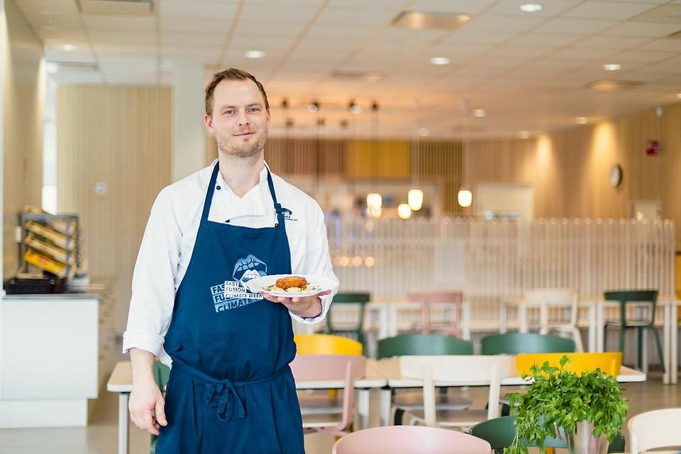 Kock inom måltidsservice serverar mat.