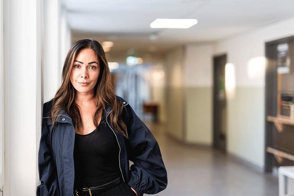 Vanessa i korridoren på Bräntbergsskolan.