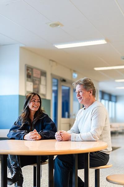 Vanessa Lindblad med hennes gamla lärare Klas Sandgren.