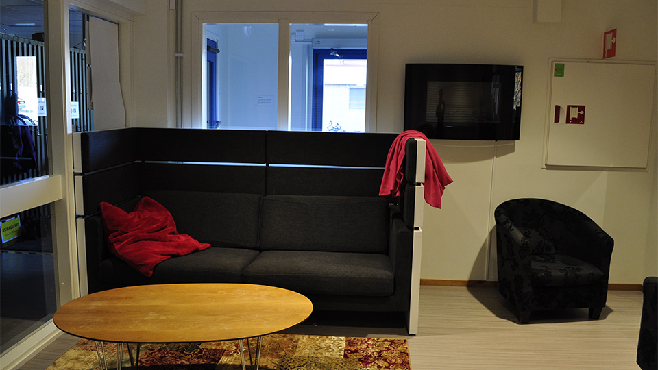 Hörna för häng. Bakom soffan är ett fönster från entrén.