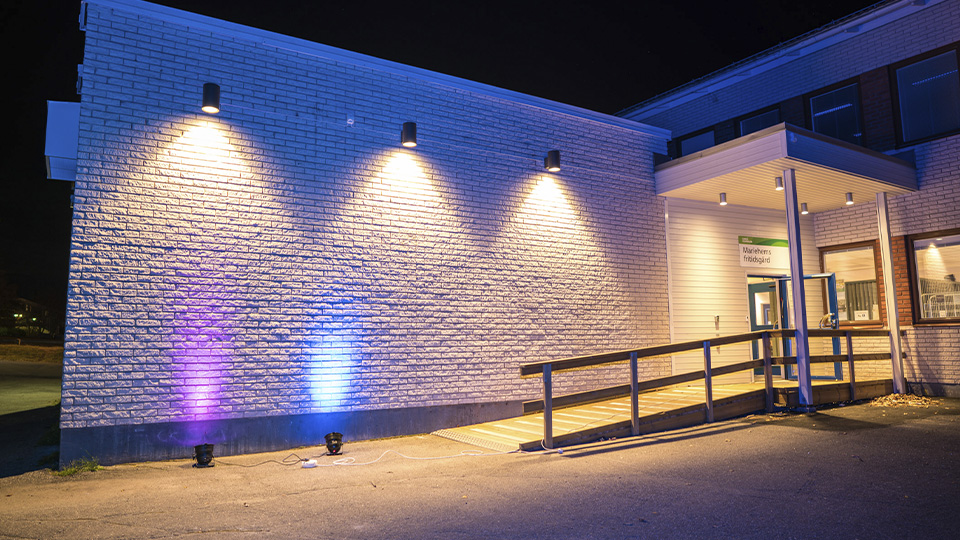 Mariehems fritidsgårds entré, sett utifrån.