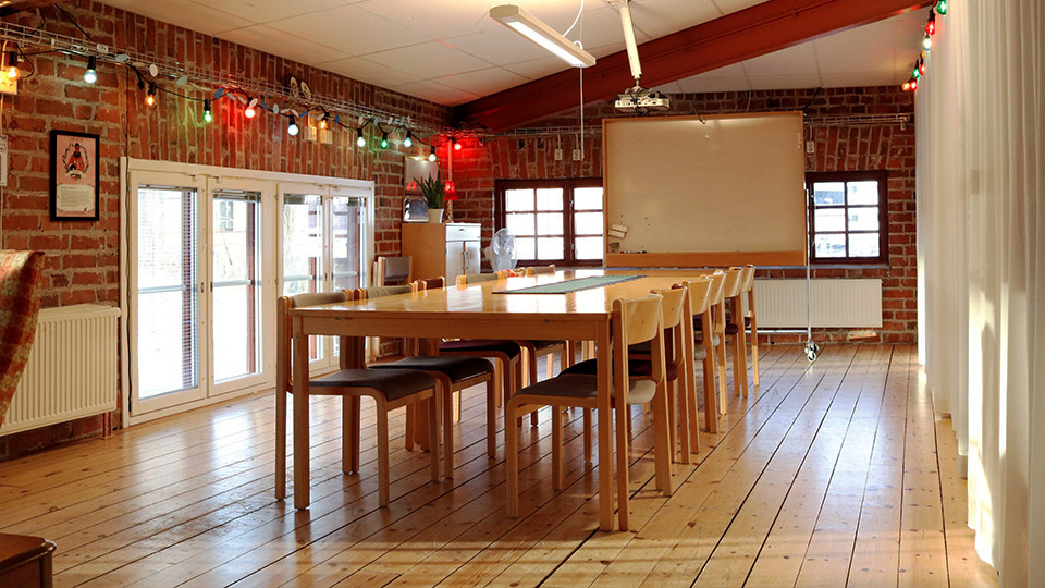 Rum med stort bord och många stolar.