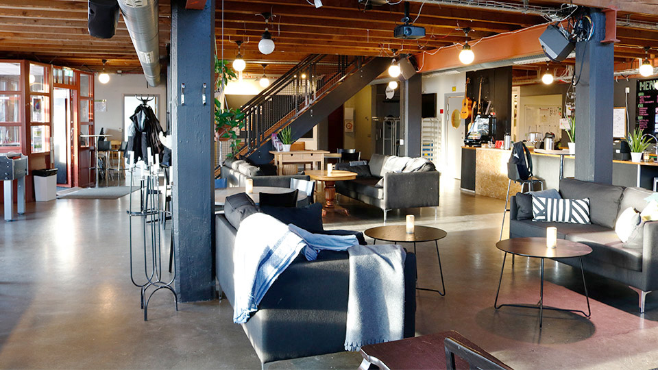 Kaféet med bord och soffor.