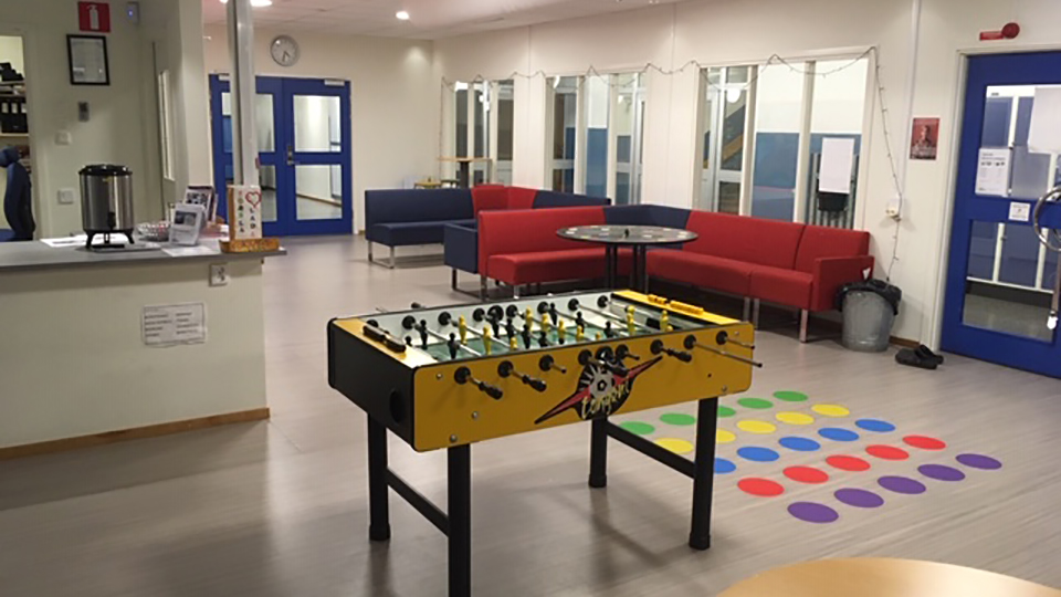 Fussball-
och Twisterspel, i bakgrunden syns kafédelen samt soffor och bord.