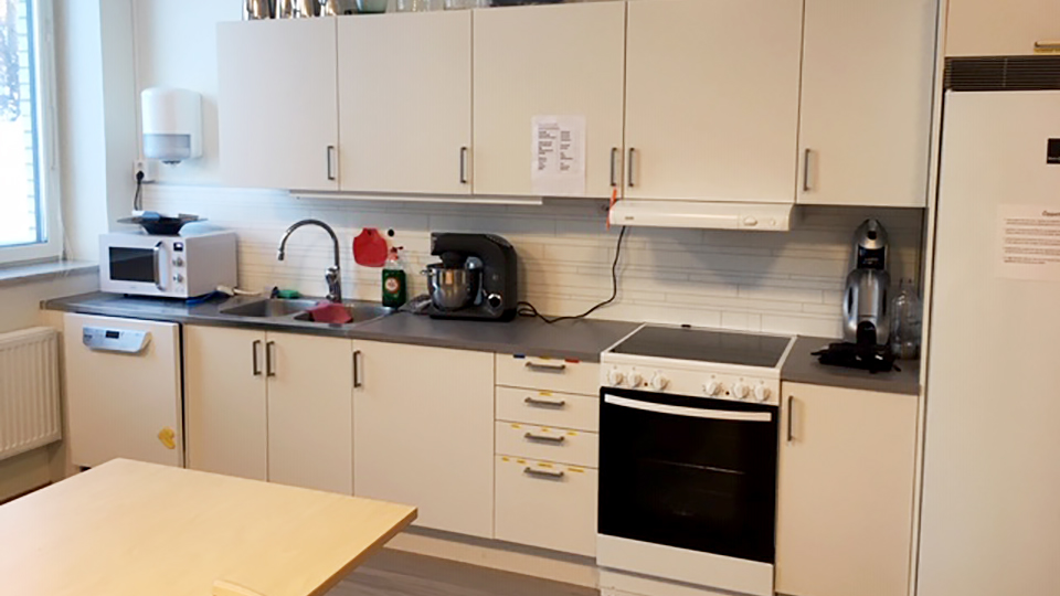 Kök
och ateljé med diskutrymme, mikrovågsugn, spis, kyl och frys.