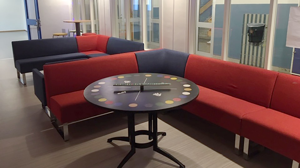 En
del av kaféutrymmet med soffor och bord.