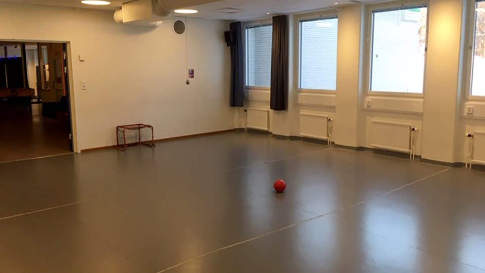 Aktivitetsrummet,
ett stort rum med öppna ytor, ett litet mål och en boll på golvet. 