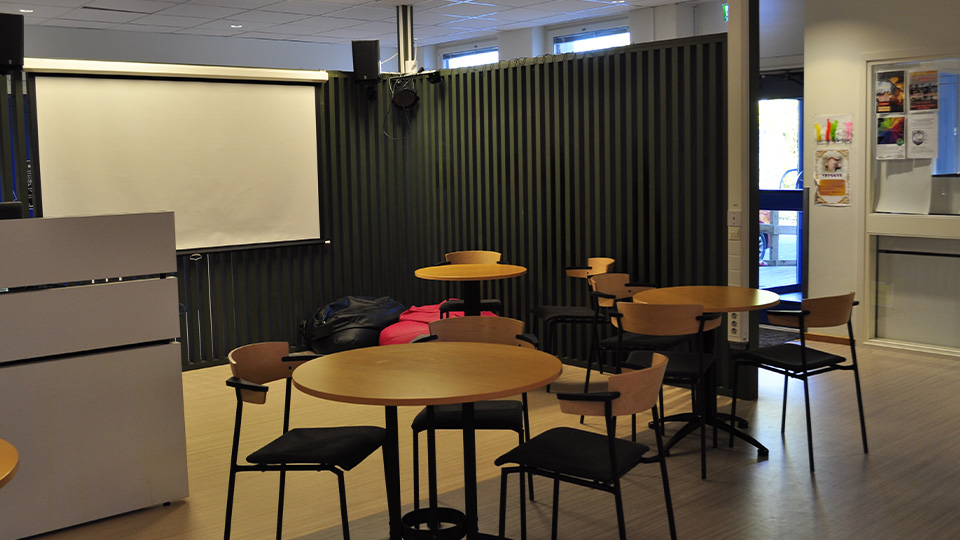 Fritidsgårdens
kafé som ligger innanför entrén.