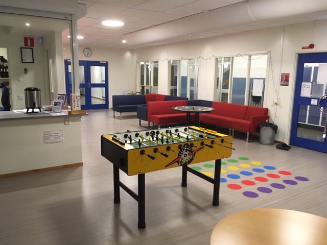 Mariehems fritidsgård, inomhus. I bild syns twister-spelet och fussball-spel, samt en del av cafét.