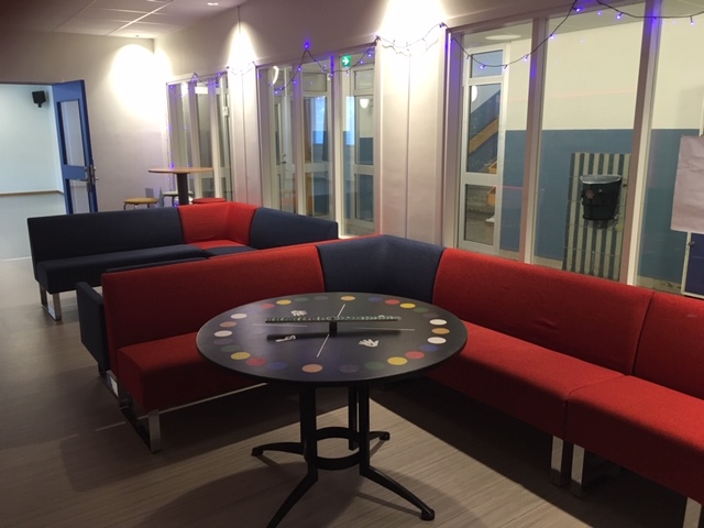 Bild på soffor och stolar på Mariehems fritidsgård. Caféutrymme.