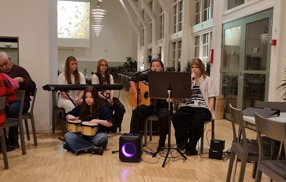 Musikelever uppträder.